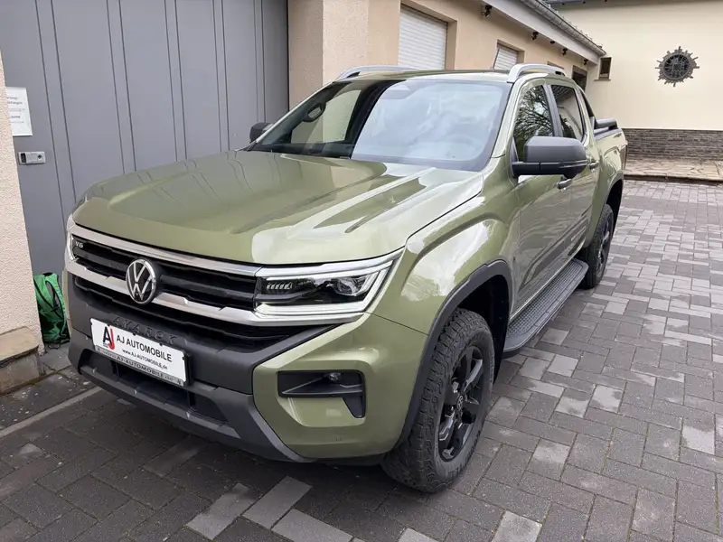 Volkswagen Amarok 3.0 TDi PanAmericana mit Rollcover in Reed Green – Frontansicht