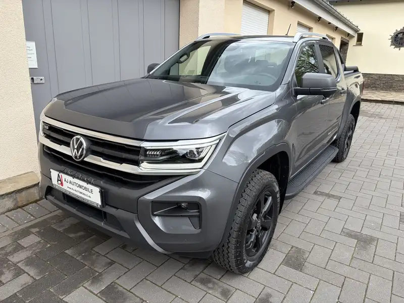 Volkswagen Amarok 3.0 TDi PanAmericana mit Rollcover in Dark Grey – Frontansicht