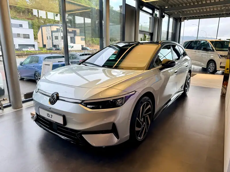 Volkswagen ID.7 Tourer Pro S 86kWh in Scale Silver – Frontansicht